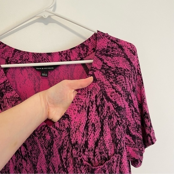 ROCK & REPUBLIC Pink Black Snakeskin Snake Animal Print V-Neck Short Sleeve Tee - Picture 5 of 11